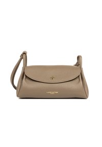 Borsa in pelle taupe testurizzata di Lancaster Paris con pattina ripiegabile, chiusura a bottone dorato e tracolla regolabile su sfondo bianco.