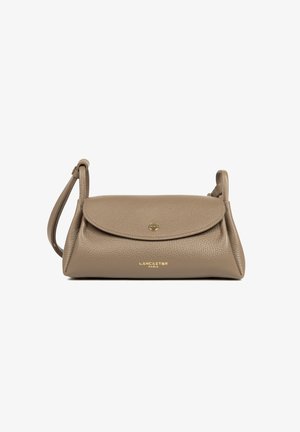 Borsa in pelle taupe testurizzata di Lancaster Paris con pattina ripiegabile, chiusura a bottone dorato e tracolla regolabile su sfondo bianco.