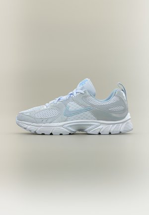Chaussure de course Nike blanche et bleu clair avec panneaux en mesh, semelle amortie, design à lacets et logo de la marque sur le côté et la languette.