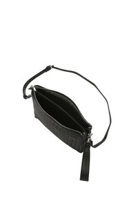 Clutch bag in pelle intrecciata nera con chiusura a zip, dotata di una tracolla regolabile e un interno liscio, che mette in risalto un design minimalista.