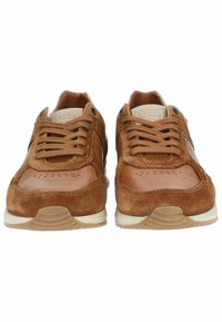 Braune Wildleder- und Leder-Sneaker mit Schnürdesign, durchlöcherter Zehenpartie und einer cremefarbenen Gummisohle.