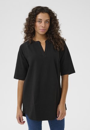Chemise noire à manches courtes avec un col en V, fabriquée en tissu doux. Elle dispose d'une coupe décontractée et d'entailles sur les côtés à l'ourlet pour un confort supplémentaire.