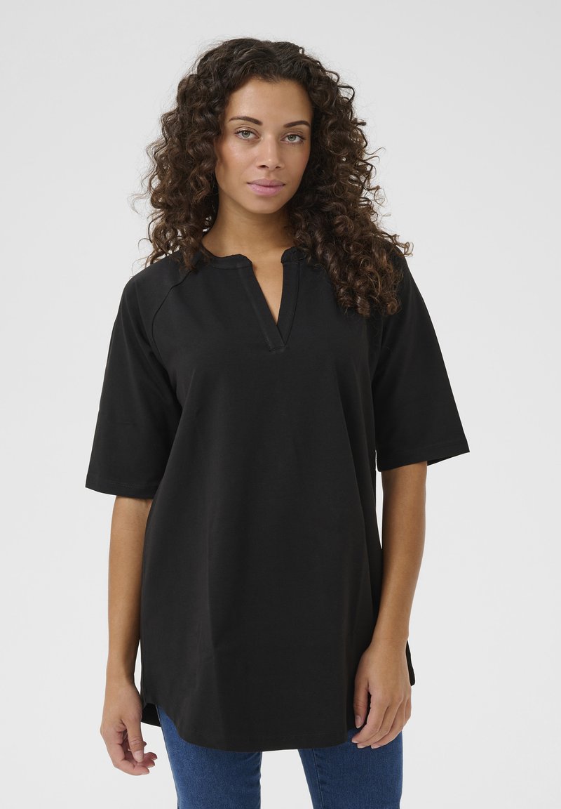 Black short-sleeve shirt with a V-neck, made of soft fabric. Features a relaxed fit and side slits at the hem for added comfort.