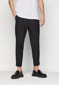 AllSaints - DICE TALLIS TROUSER - Broek - black Miniatuurafbeelding 1