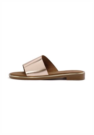 Sandales à glissière en rose doré métallique avec un bout ouvert, semelle plate marron et design simple. Comprend un dessus texturé et un minimum de détails en matériel.