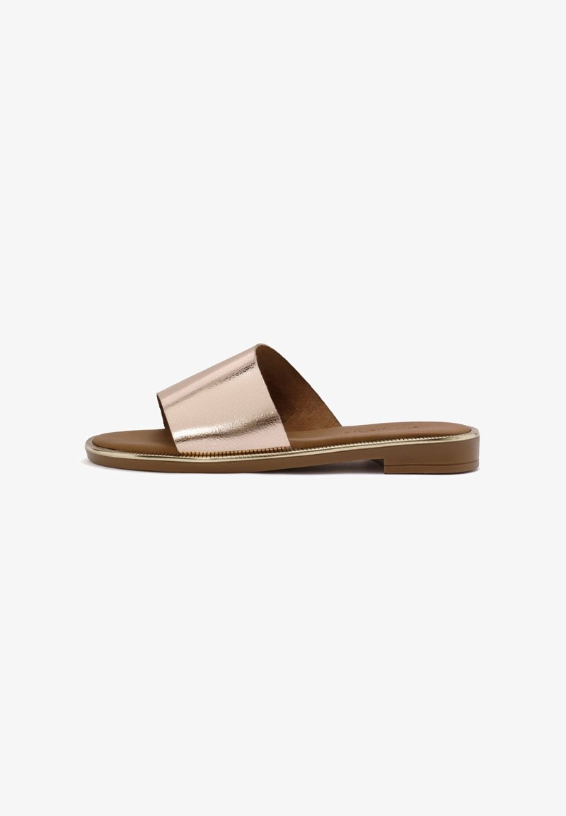 Sandal in rosa oro metallico con punta aperta, suola piatta marrone e design semplice. Presenta una parte superiore testurizzata e dettagli hardware minimi.