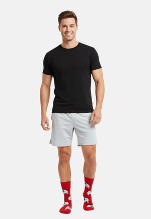 Zwarte korte mouwen t-shirt, lichtgrijze shorts en rode sokken met een paardenpatroon. Eenvoudig ontwerp, effen kleuren en casual pasvorm.