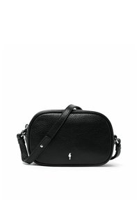 Czarna skórzana torebka crossbody o prostokątnym kształcie, teksturowanej powierzchni, smukłym regulowanym pasku oraz małym białym logo na przodzie.