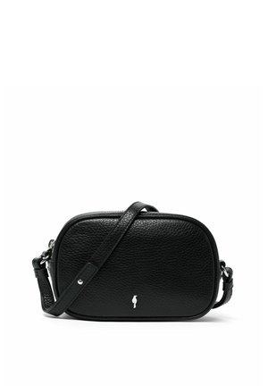 Czarna skórzana torebka crossbody o prostokątnym kształcie, teksturowanej powierzchni, smukłym regulowanym pasku oraz małym białym logo na przodzie.