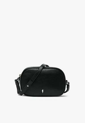 Czarna skórzana torebka crossbody o prostokątnym kształcie, teksturowanej powierzchni, smukłym regulowanym pasku oraz małym białym logo na przodzie.