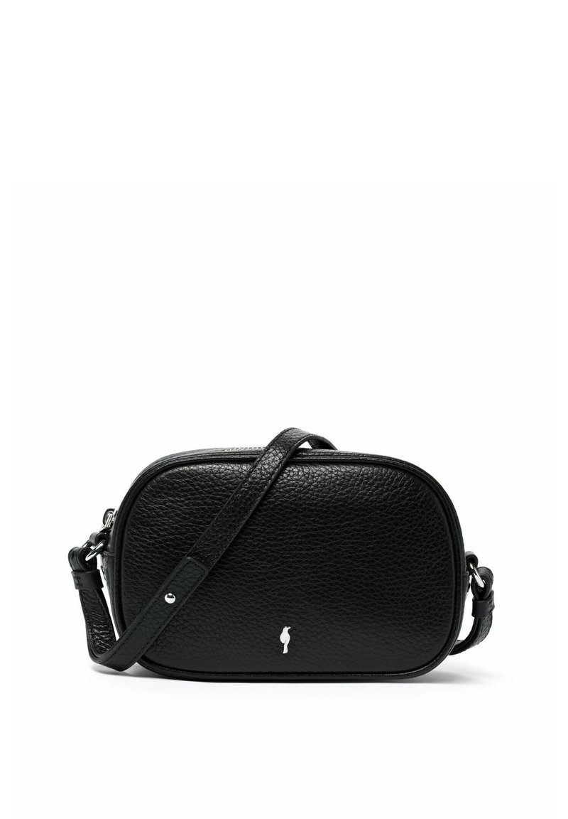Czarna skórzana torebka crossbody o prostokątnym kształcie, teksturowanej powierzchni, smukłym regulowanym pasku oraz małym białym logo na przodzie.