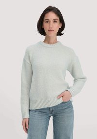 Hellblauer, gestrickter Pullover mit Rundhalsausschnitt, gerippten Bündchen und Saum sowie einer lockeren Passform. Die Textur wirkt weich und flauschig.