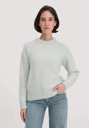 Hellblauer, gestrickter Pullover mit Rundhalsausschnitt, gerippten Bündchen und Saum sowie einer lockeren Passform. Die Textur wirkt weich und flauschig.
