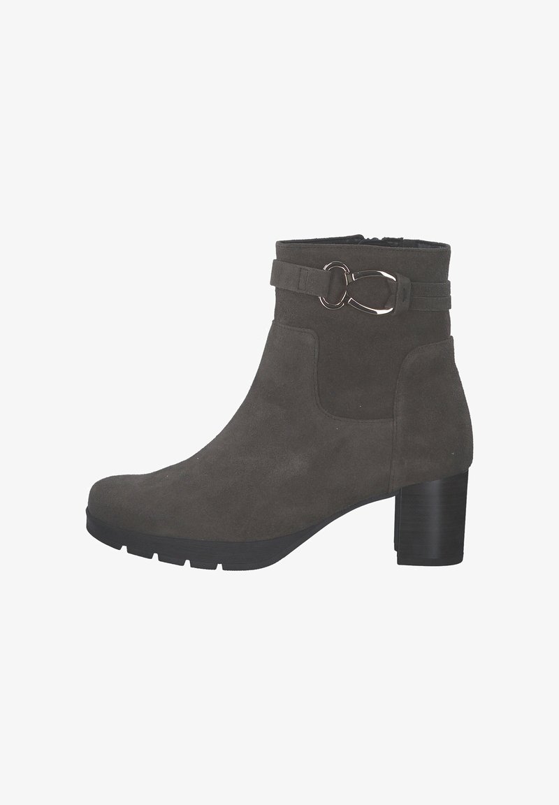 Stivale alla caviglia in suede grigio con tacco a blocco, cinturino decorativo e accentuazione in metallo. Presenta una punta arrotondata e suola in gomma testurizzata.