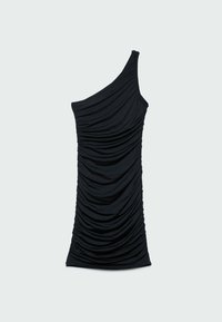Robe noire à une épaule avec fronces rassemblées, coupe près du corps et texture lisse. Silhouette élégante au style minimaliste.