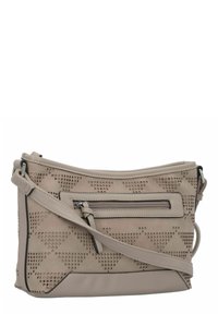 Beige Schultertasche mit durchlochten Dreiecksmuster, glatten und strukturierten Materialien, einem verstellbaren Einzelgurt und einer Frontreißverschlusstasche.