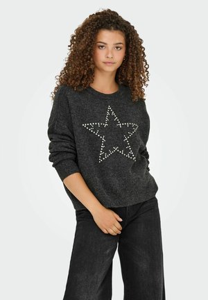 Pull en tricot gris foncé avec un grand motif d'étoile réalisé en embellissements. Présente des poignets côtelés et une coupe décontractée, associé à un pantalon noir à taille large.