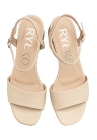 Beżowe sandały na wysokim obcasie z szerokim paskiem z przodu, paskiem na kostkę z klamrą oraz gładką skórzaną powierzchnią. Widoczne logo na wkładkach.