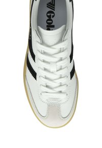 Zapatilla blanca con rayas negras, materiales de cuero texturizado y tela, puntera redonda, cordones blancos y suela de goma. Logo de Gola en la lengüeta.