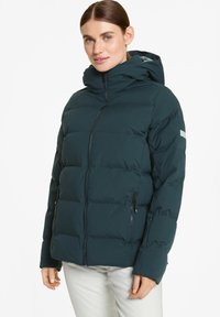 Giacca imbottita con cappuccio di color verde scuro, dotata di zip frontale e due tasche laterali con zip. Tessuto liscio con una leggera lucentezza. Nessun motivo visibile.