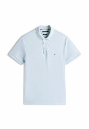 Polo di colore azzurro chiaro realizzato in cotone. Presenta un colletto classico, una chiusura con tre bottoni e un piccolo logo ricamato sul petto.