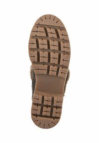 Suela de bota marrón con un patrón de tracción de goma texturizada, que presenta surcos y crestas profundas para mejorar la adherencia. Talla marcada como 37 en el lateral.