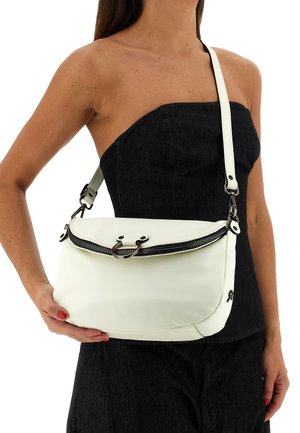 Borsa a tracolla in pelle bianca con chiusura a zip, caratterizzata da una forma curva e dettagli in metallo. Tracolla regolabile e texture liscia.