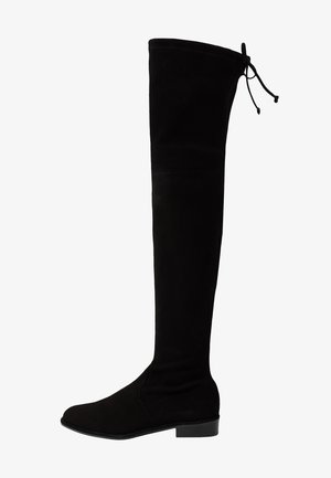 Bottes noires au-dessus du genou en suede, avec une semelle plate et un cordon de serrage en haut pour un ajustement réglable.