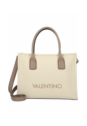 Beige Lederhandtasche mit strukturiertem Design, ausgestattet mit hellbraunen Akzenten und oberen Griffen. Ein abnehmbarer Riemen und ein geprägtes Logo auf der Vorderseite.