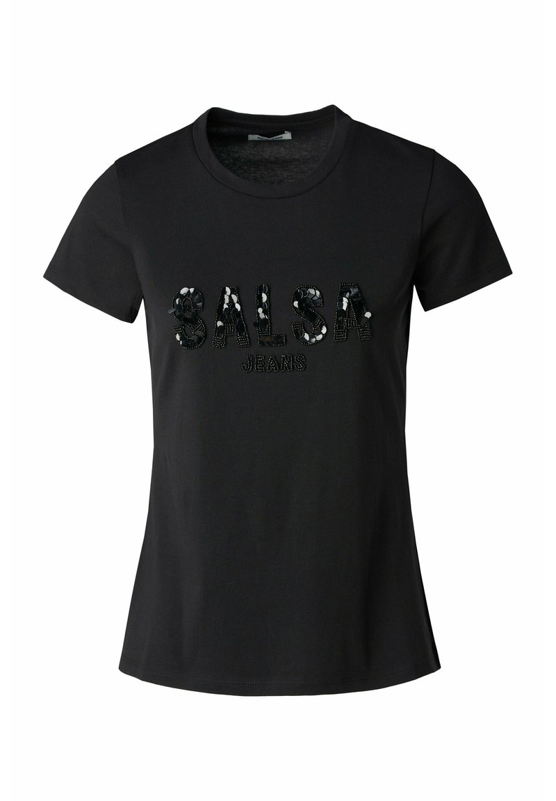 Camiseta de algodón negra con mangas cortas, que presenta el texto "SALSA JEANS" en lentejuelas de patrones multicolores en el frente. Cuello redondeado.
