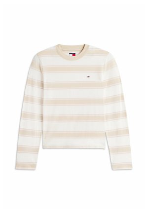 Camiseta de manga larga beige con rayas blancas, cuello redondo y pequeño logo rectangular en el pecho izquierdo.