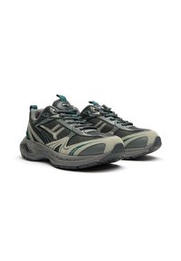 Scarpe da corsa da uomo con tomaia in mesh grigia e verde, dotate di suole spesse, punte arrotondate e rinforzi nel tallone.