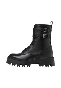 Črni usnjeni gležnarji imajo sprednjo vezalko, dvojne zaponke pri gležnju in debelo podplat z grobim profilom za boljši oprijem.