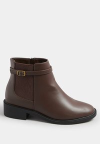 Botín de cuero marrón hasta el tobillo con un acabado suave, que cuenta con una cremallera lateral, un panel elástico y una correa decorativa con un acento de hebilla dorada.