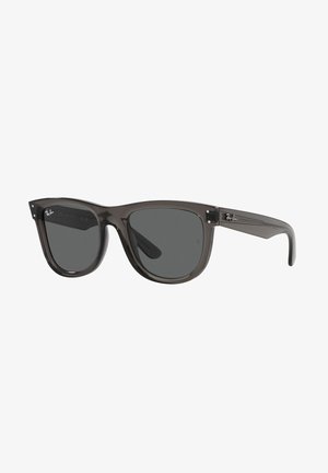 Occhiali da sole Ray-Ban con forma rotonda, montatura in plastica grigia, lenti scure e logo discreto sulla asta. Texture liscia e design classico.