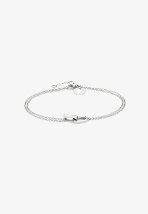 Bracelet en chaîne argentée mettant en avant deux maillons rectangulaires entrelacés, finition polie, et fermeture par mousqueton agrémentée d'un pendentif logo.