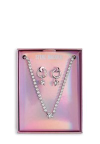 Ensemble de bijoux en argent dans une boîte rose iridescente, comprenant un collier orné de cristaux et des boucles d'oreilles créoles accentuées d'étoiles.