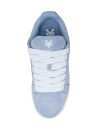 Lyseblå ruskindsneakers med en hvid gummisål, der har flade hvide snørebånd og et logoemblem på tungen. Glat tekstur med minimale accenter.