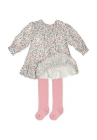 Vestido floral de tejido ligero con escote fruncido, dobladillo con volantes y mangas largas. Combinado con medias rosas hasta la rodilla.