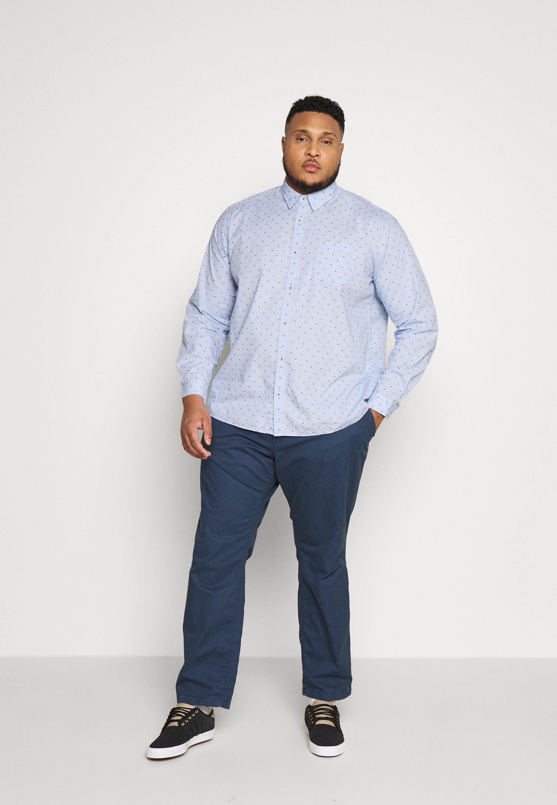 TOM TAILOR MEN PLUS Chinos ocean night blue Zalando.no TOM TAILOR DOBBY - Skjorte - white / structure blue