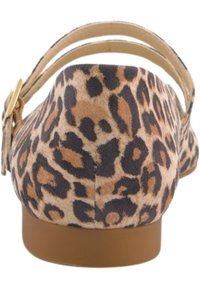 Sandaali leopard-kuosisella painatuksella, jossa on pehmeä, teksturoidusta kankaasta valmistettu päällinen, kaksi kapeaa remmiä takana ja matala, ruskea kumipohja.