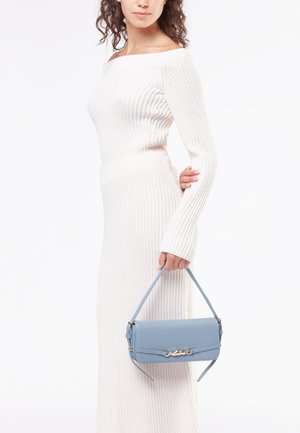 Borsa a tracolla in pelle azzurro chiaro con design strutturato, caratterizzata da un accento dorato sul davanti e una tracolla staccabile.