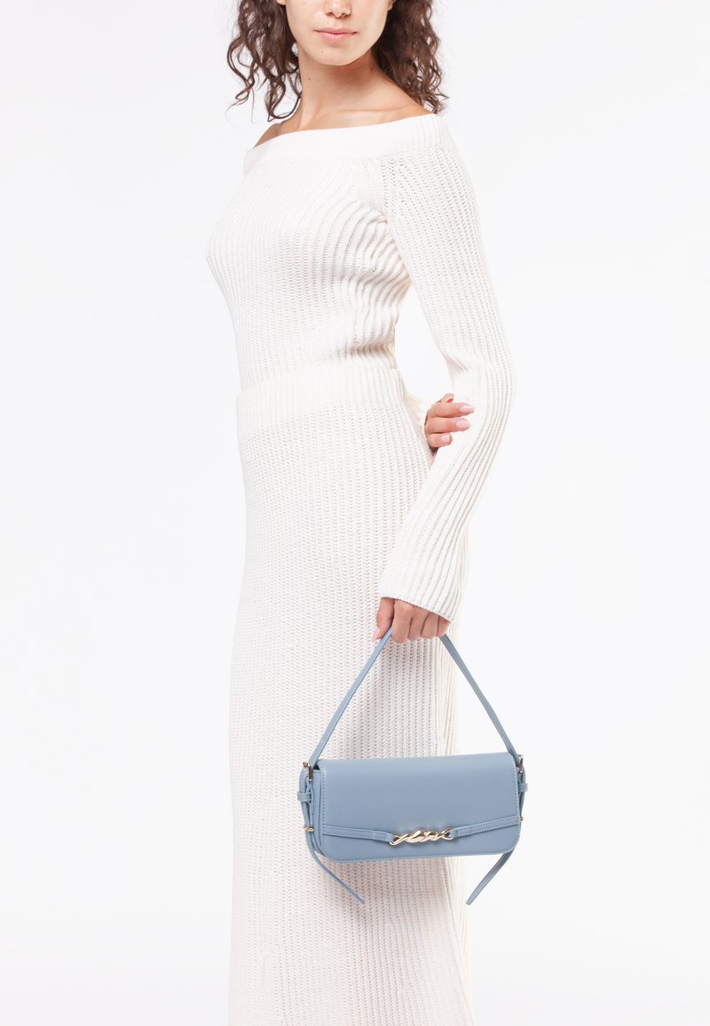 Borsa a tracolla in pelle azzurro chiaro con design strutturato, caratterizzata da un accento dorato sul davanti e una tracolla staccabile.