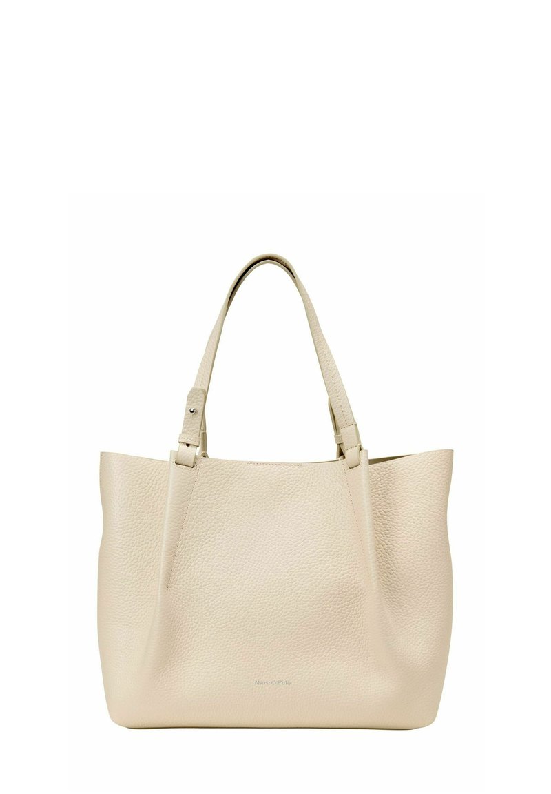 Sac fourre-tout en cuir texturé beige avec deux poignées et un petit logo métallique de la marque au centre avant.