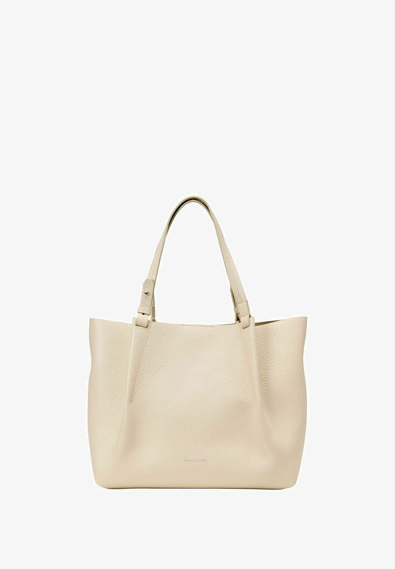 Beige leren tote bag met textuur, twee schouderriemen en een klein metaalachtig merklogo in het midden vooraan.