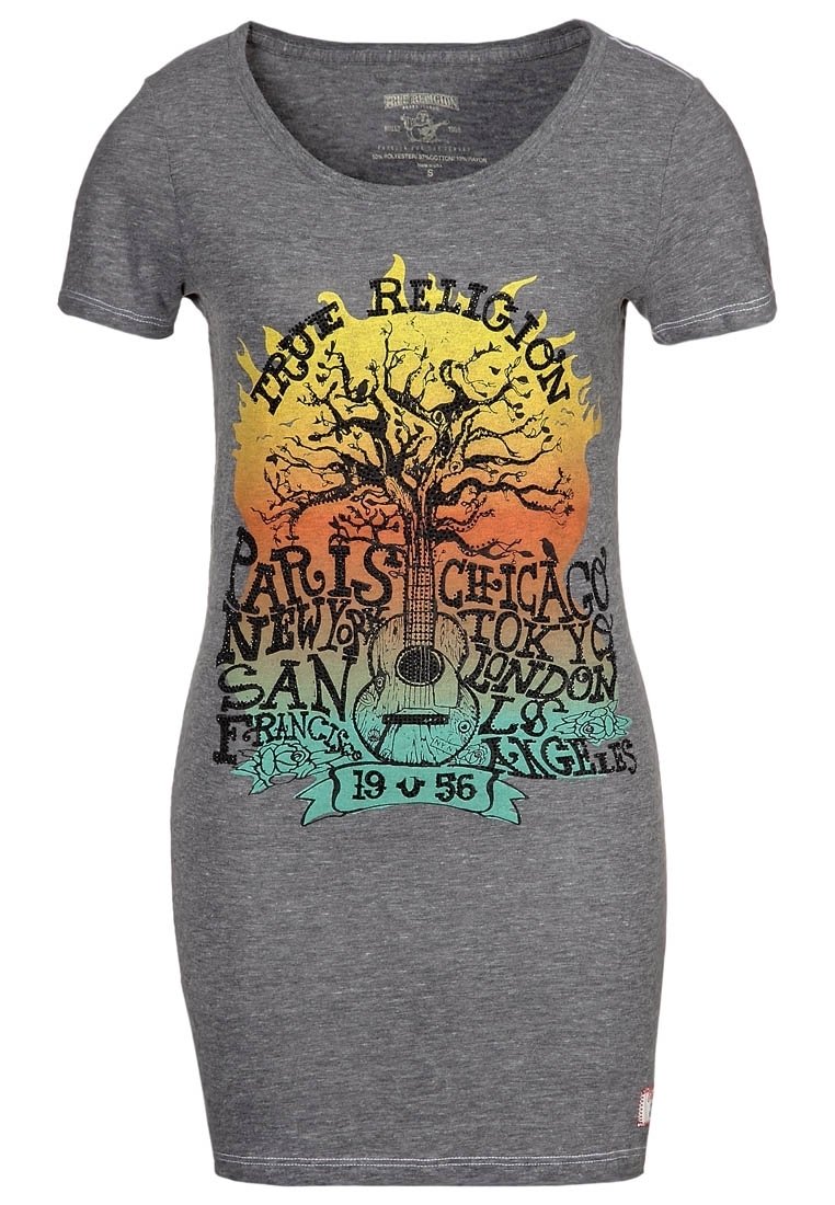 Šedé bavlněné šaty s krátkým rukávem, které mají barevný design stromu, kytary a názvy měst v různých písmenech.