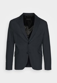 Blazer grigio scuro a quadri con rever a punta, chiusura con un bottone, due tasche frontali e fodera nera liscia. Tessuto texturizzato.