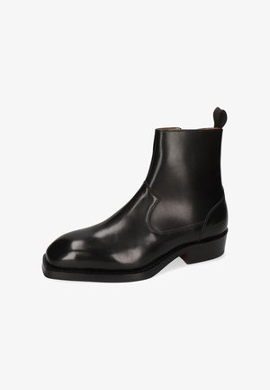 Czarne skórzane botki za kostkę z eleganckim designem, gładką fakturą, okrągłym noskiem i boczną elastyczną wstawką. Niski, ząbkowany obcas.