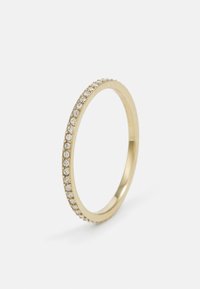 Goldring mit schmalem Band, verziert mit kleinen klaren Steinen, die entlang einer Seite angebracht sind, und mit einer glatten Innenseite sowie einer polierten Oberfläche.