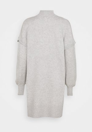 Robe pull longue gris clair tricotée, avec col montant, épaules tombantes, manches ballon et poignets et ourlet côtelés.